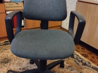 Продаю офисные кресла и стулья