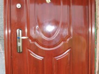 Продам входную дверь с коробкой и замками