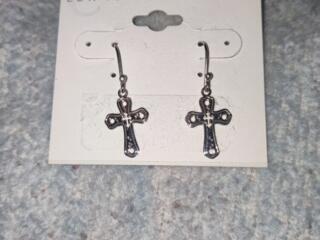 Продам серебряные украшения, три пары серёжек и одно кольцо