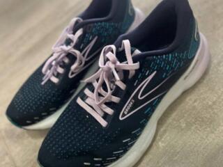 Продам женские кроссовки