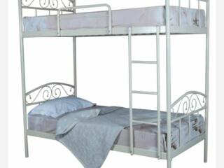 Продам двухъярусную железную кровать с матрасами