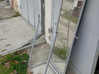 Oglinda pe pode portabila carcas metal 1350 lei.