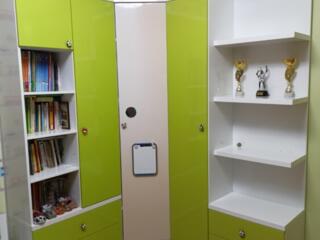 Детская. Угловой шкаф, кровать, тумба, стол, качественные материалы.