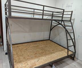Двухъярусная прочная кровать с матрассами