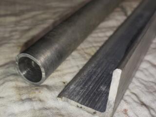 Продаю алюминиевый уголок и трубку