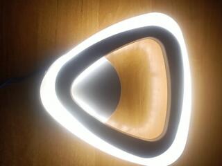 Продается настенный светодиодный светильник-бра мощностью 15 Вт