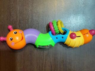 Игрушка: гусеница развивающая, погремушка.