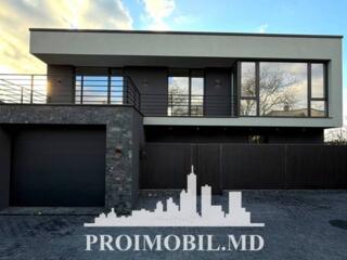 Vă propunem spre vânzare această casăcu 2 nivele în stil hi-tech, în .