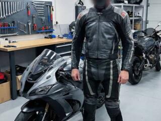 Продаётся фирменный кожаный костюм для мотоциклиста-хорошая фирма