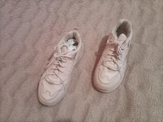 Кроссовки женские - 100 рублей