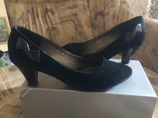 Продам замшевые туфли размер 38