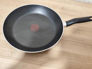 Продается сковородка Тефаль. цена 250 руб.  