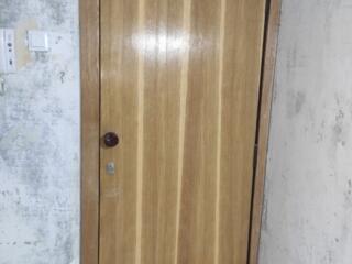 Продам б/у ВХОДНЫЕ деревянные двери