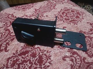 Продается дверной накладной замок с одним ключом