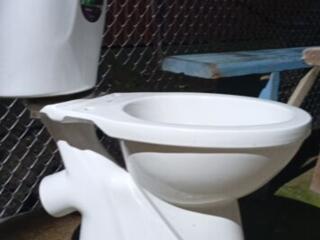 Продам унитаз "Коломбо". Б/у недорого.