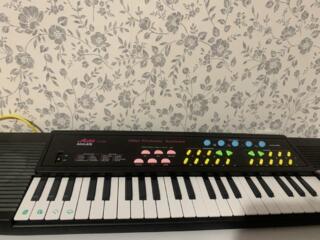 Синтезатор новый с микрофоном