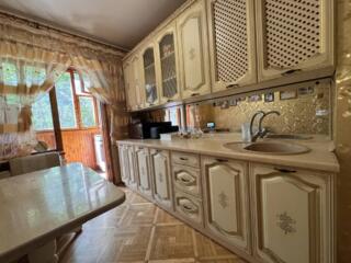 В продаже трёхкомнатная квартира в очень удобном районе: ТЦ СемьЯ. ...