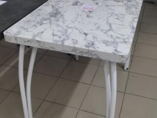 Стол обеденный.