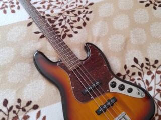 Продам бас гитару мкваер джаз бас ыендер 300 долл усилитель звука 12