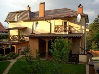 Доходное домовладение.Включает 4 таунхауса, квартиру, гаражи на 6 ...