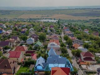 Casa + căsuța auxiliară în zona rezidențială. Codru.