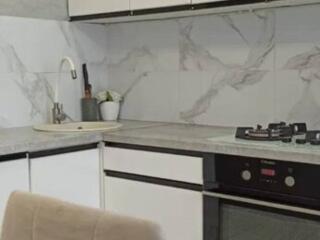 В продаже уютная и светлая двухкомнатная квартира в теплом кирпичном .