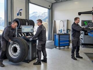 Рабочий шиномонтажной мастерской в Норвегии!