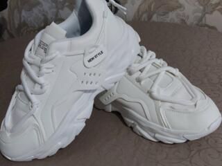 Продам новые кроссовки