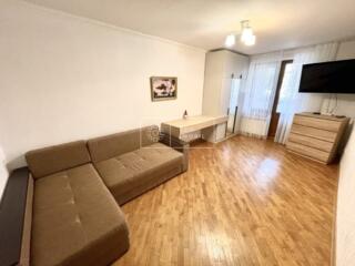 Vă propunem spre chirie apartament cu două camere, amplasat în sect. .