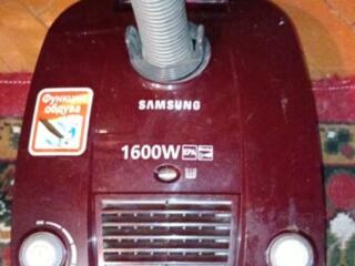 Продам пылесос Samsung 1600 ватт б/у за 400 рублей с 2 насадками.