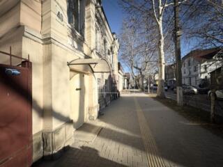 Se dă în chirie spatiu comercial în sec. Centru, str. 31 August 1989. 