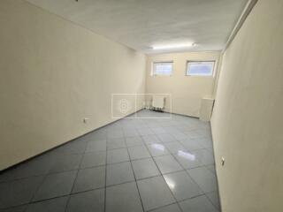 Se dă în chirie oficiu pe str. București, colț cu str. Armenească, cu 