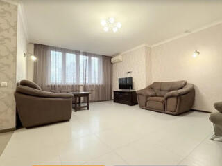 Сдаётся трёхкомнатная квартира. Дарницкий район, улица Княжий Затон, .