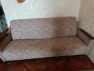 Советский диван, замки целые, подлокотники деревянные