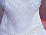 Свадебное платье с атласной юбкой и кружевным лифом.