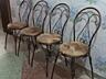 Продаются четыре стула и кухонный стол.
