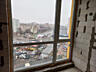 24201Из окон открывается вид на город и немного ...