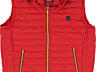Большого размера красная жилетка.