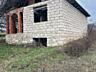 Vând o casă neterminată cu un teren de 15 acri