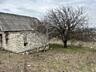 Vand un teren de 15 acri cu o casa de 120 m2