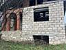 Vand un teren de 15 acri cu o casa de 120 m2