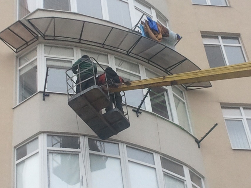 Стоимость установки металлического балконного козырька..