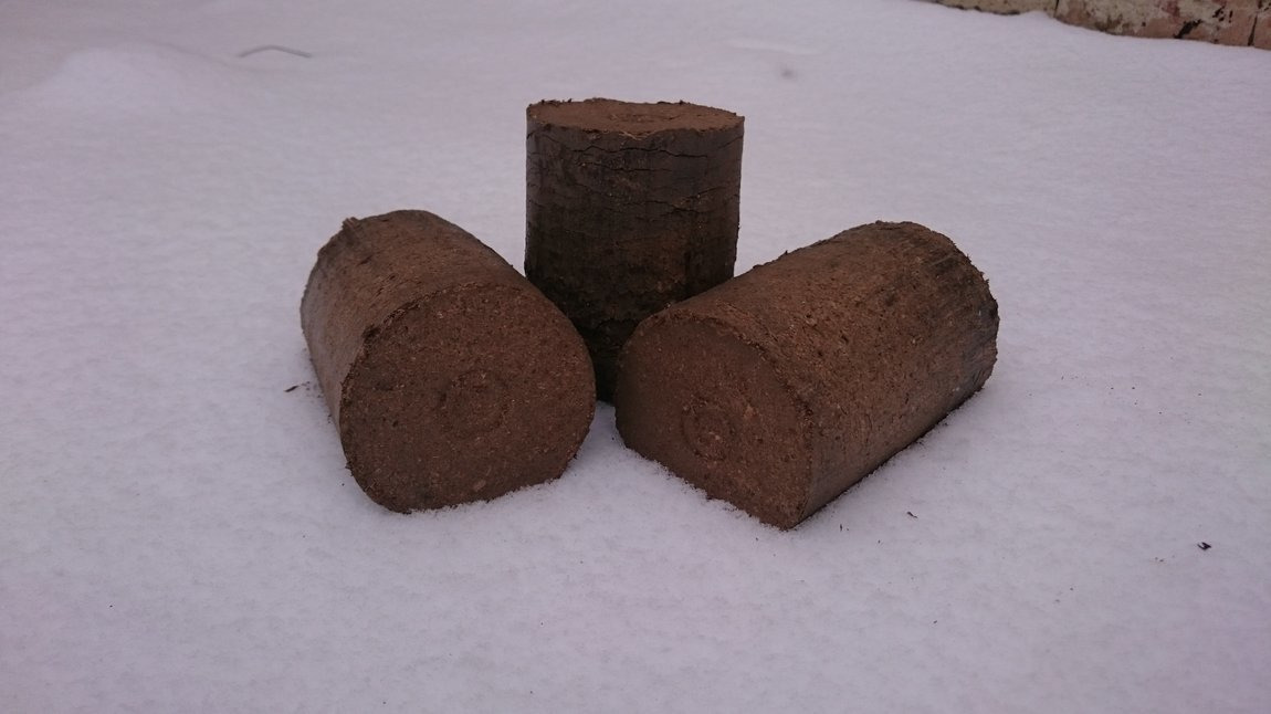 Навоз в упаковке 25 л. Прессованный навоз 5 букв. Конский навоз в мешках. Брикеты из навоза. Прессованный навоз 5 букв.