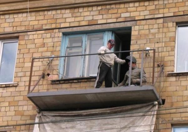 Бельцы. расширение ремонт аварийных балконов перила козырьки.