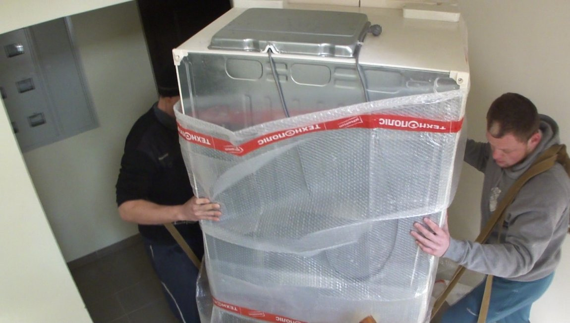 Упаковка холодильника для перевозки. Перевезти холодильник упаковки. Грузчики упаковка. Перевозка холодильника лежа. Перевезти холодильник упаковки.