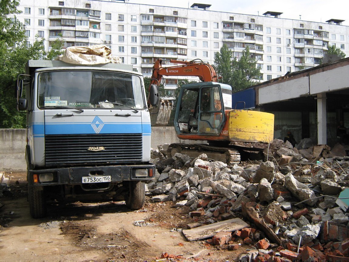 Вывоз отходов сноса. Вывоз отходов сноса. Демонтаж ломовоз. Экскаватор для демонтажа зданий. Вывоз отходов сноса.
