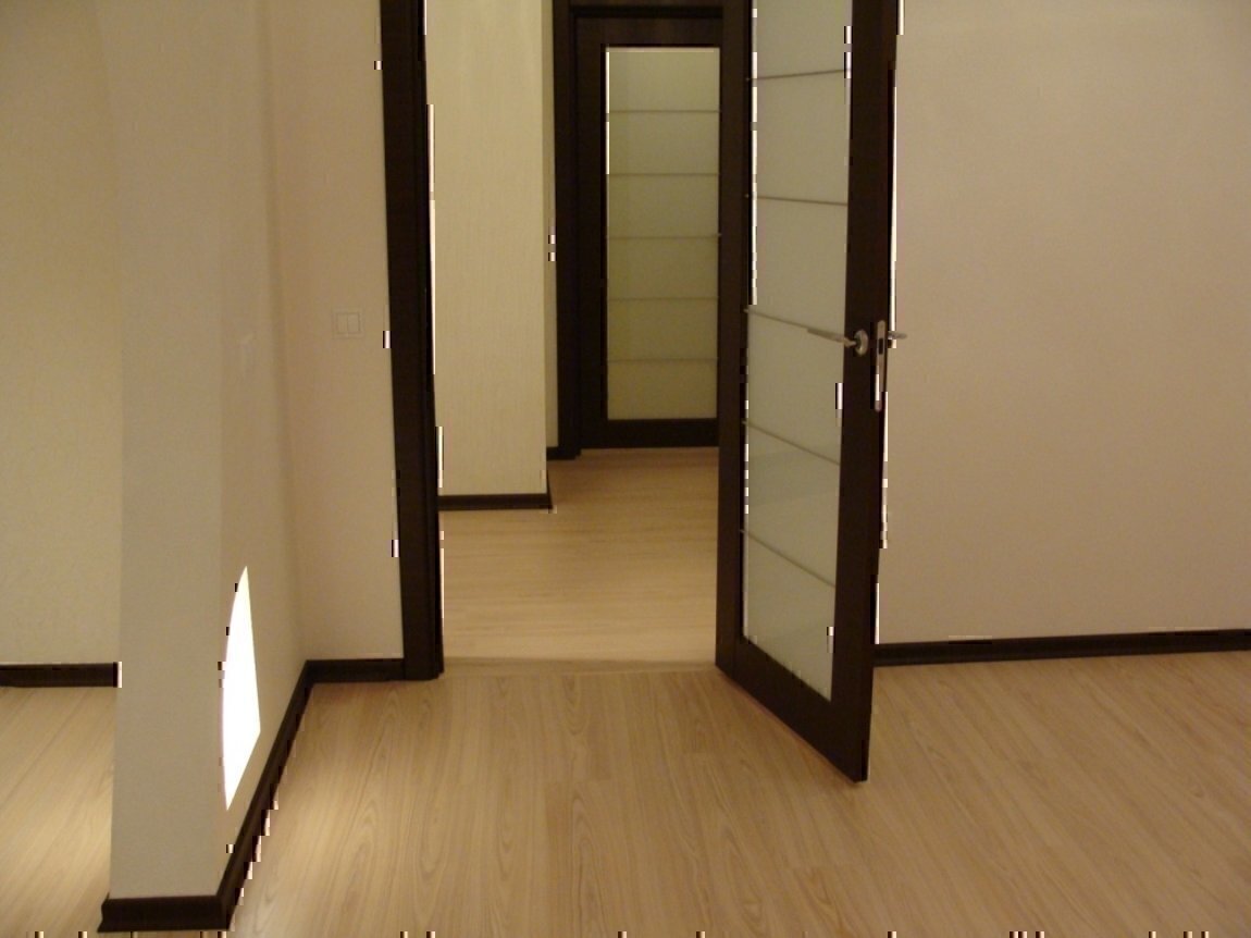 темные двери и светлый пол в интерьере квартиры