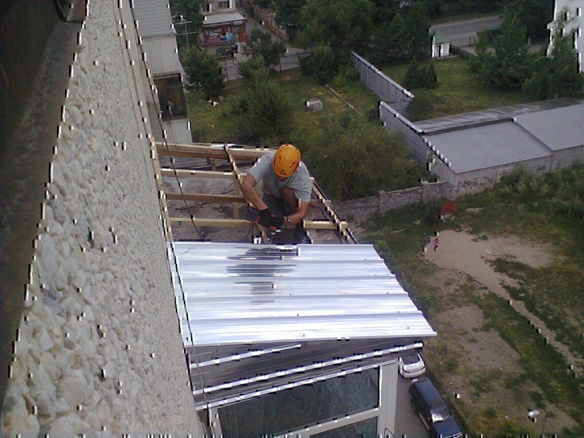 Течет крыша на балконе последнего этажа.
