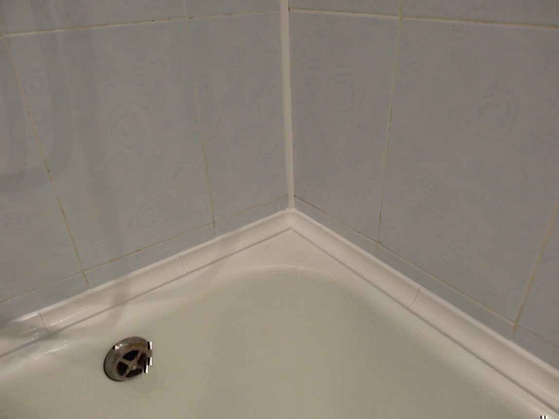 Внутренний уголок для ванной. Плинтус бордюр для ванной гл12. Плинтус для плитки в ванной. Уголок для стыка ванны. Пластмассовый уголок для ванной.