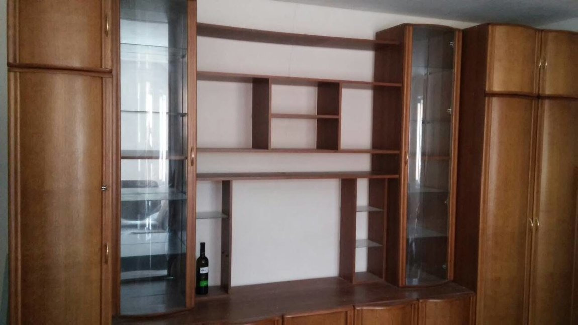 Стенка с полукруглыми фасадами, шпон дуба.